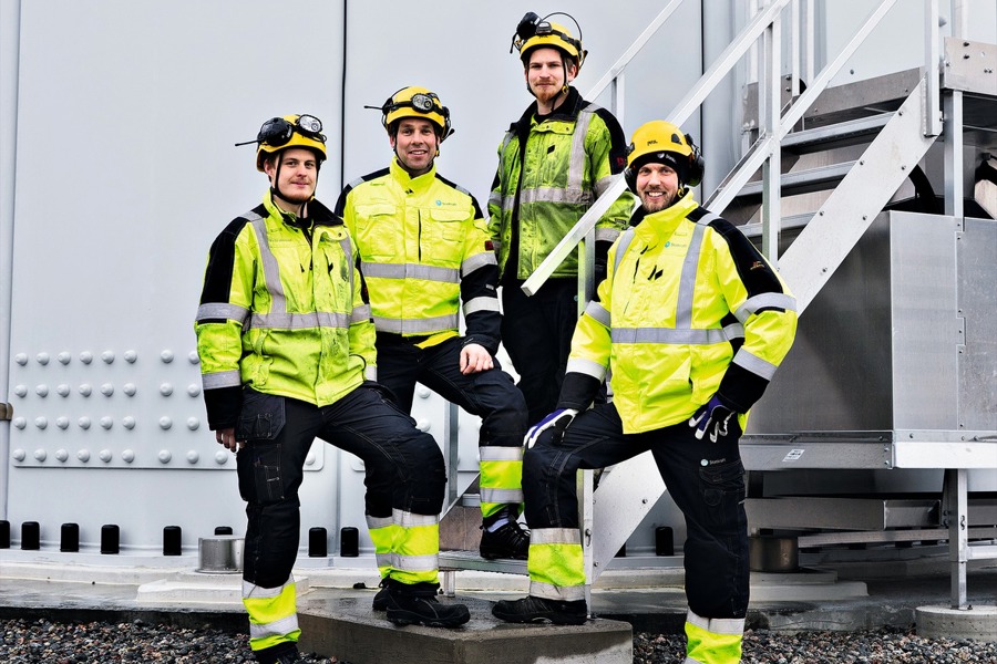 4 Statkraft engineers at the base of a turbine